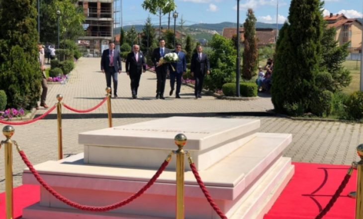 Basha bÃ«nÃ« homazhe te varri ish-presidentin Rugova