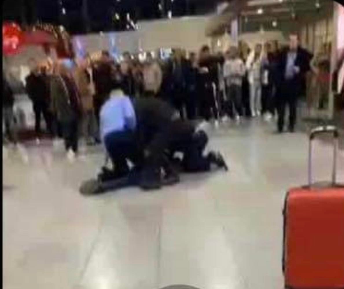 Momenti kur policia e shtrin për toke dhe e arreston një person në Aeroportin e Prishtinës 9