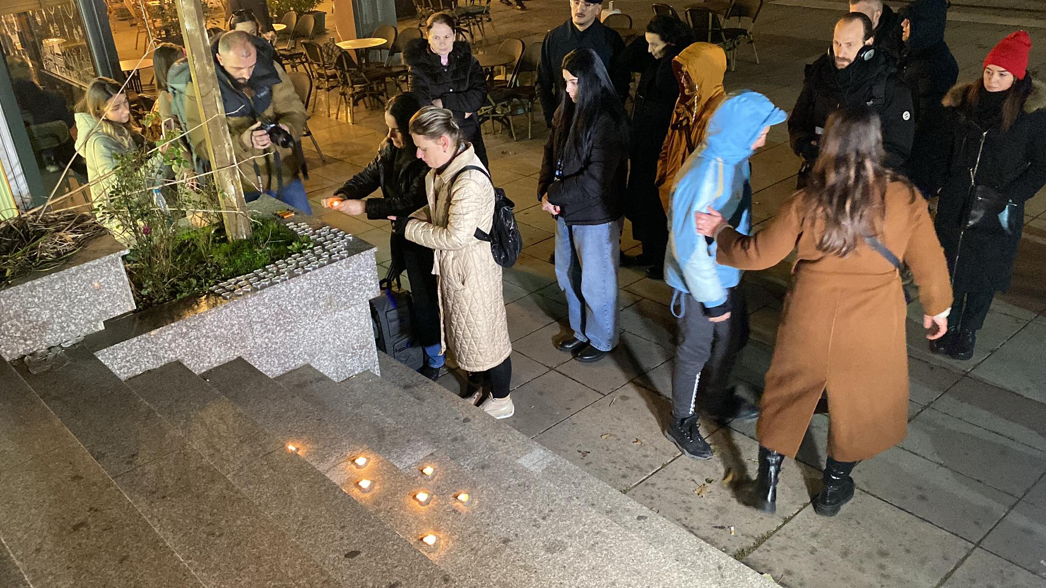 Në shenjë të dhimbjes dhe kujtimit për Liridona Ademaj ndizën qirinj në Prishtinë