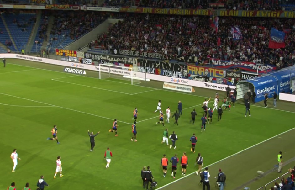 Xhaka ndjek portierin kundërshtar deri në zhveshtore  pasi ai provokoi tifozët e Baselit