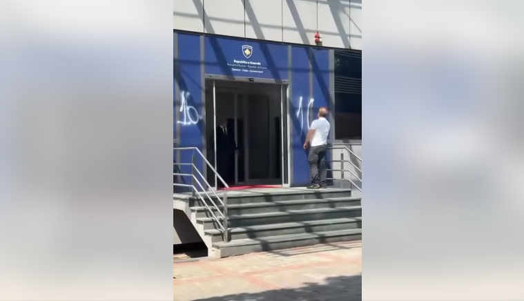  Qeveri   ZRrE   Haki Abazi në stilin e aktivistit  ngjyros shkallët dhe hyrjen e Qeverisë