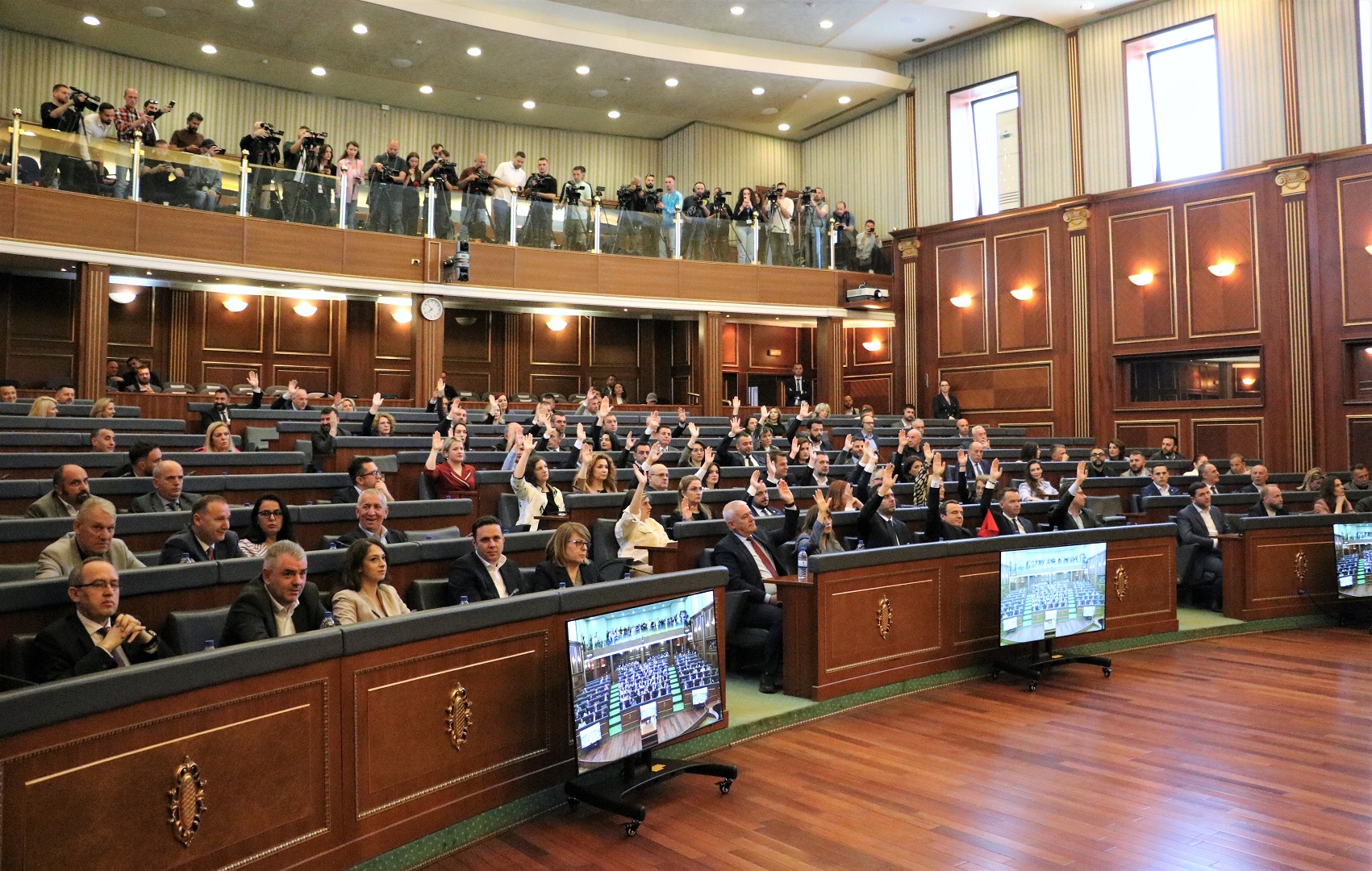 Kuvendi i pakonstituuar paguan deputetët  Të vjetërit paguhen  të rinjtë jo
