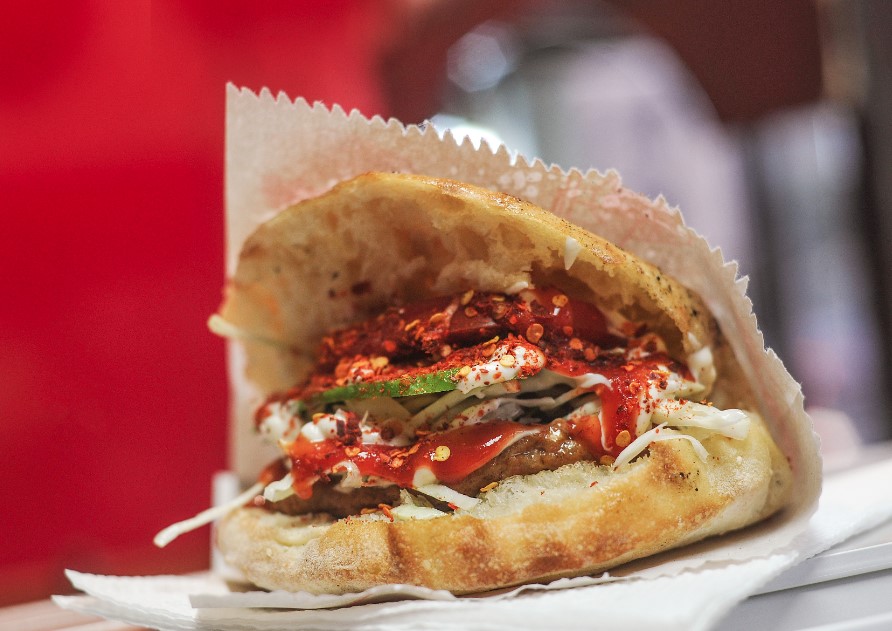  N kohë t Thaçit u kanë një euro   Aktorit kosovar i kushton një hamburger 4 50 euro