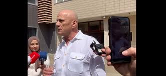 Geci shfaqet në oborr të Kuvendit dhe tallet me mbiemrin e Faton Pecit