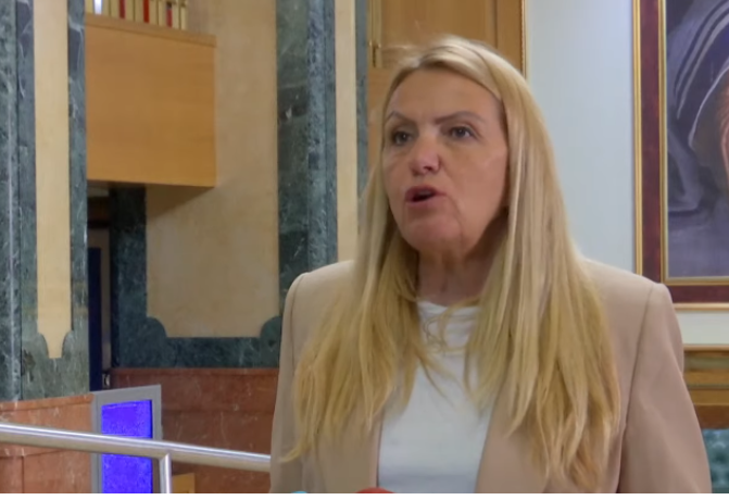 Kadrijaj  Kosova po mbetet peng e Albulena Haxhiut