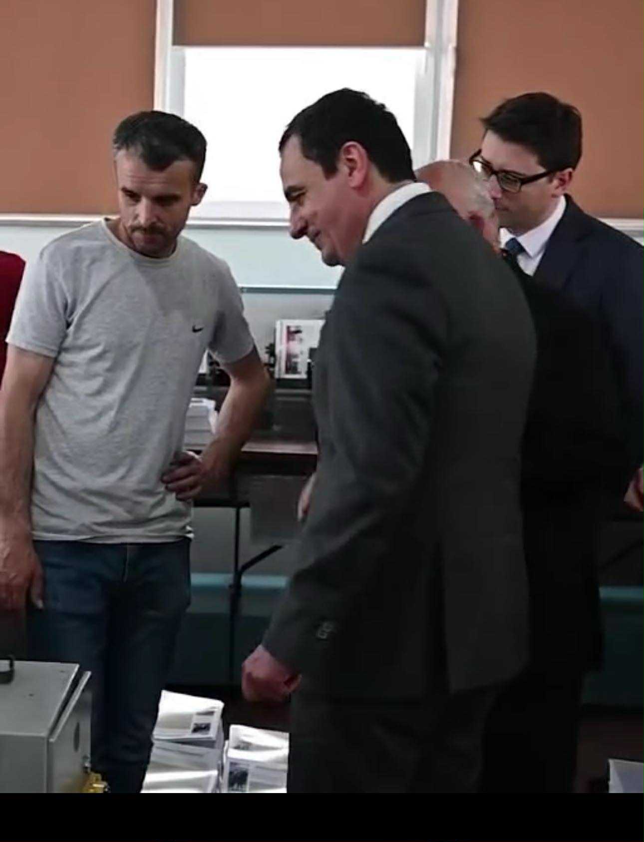 Blendi” dhe Vetëvendosja: Një histori shpërblimesh me tenderë nga pushteti për biznesin që Kurti kishte promovuar - Insajderi - d6b34b81 5b36 4153 b9fe c33f15b6b40c